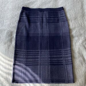 Plaid knitted skirt.